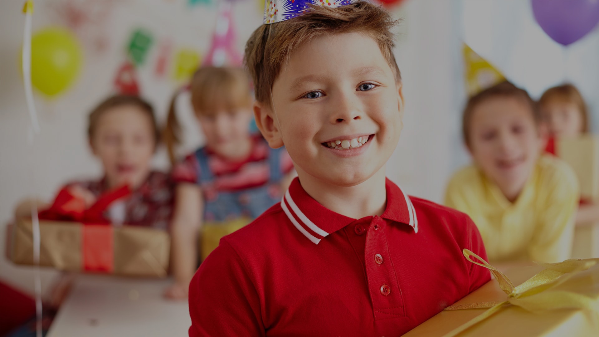 Ein Junge zeigt begeistert im Klassenzimmer auf